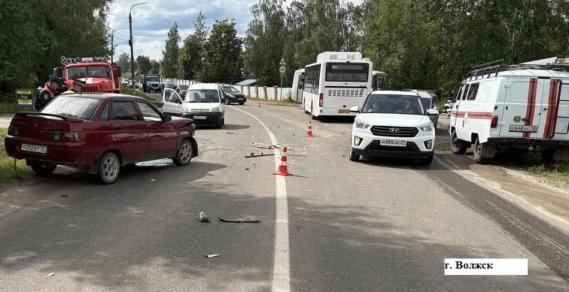 Две легковушки и автобус: 70-летний водитель устроил массовое ДТП в Волжске