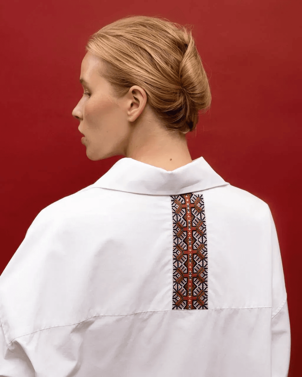 Российский бренд соединил марийскую вышивку с тканями Gucci в новой коллекции