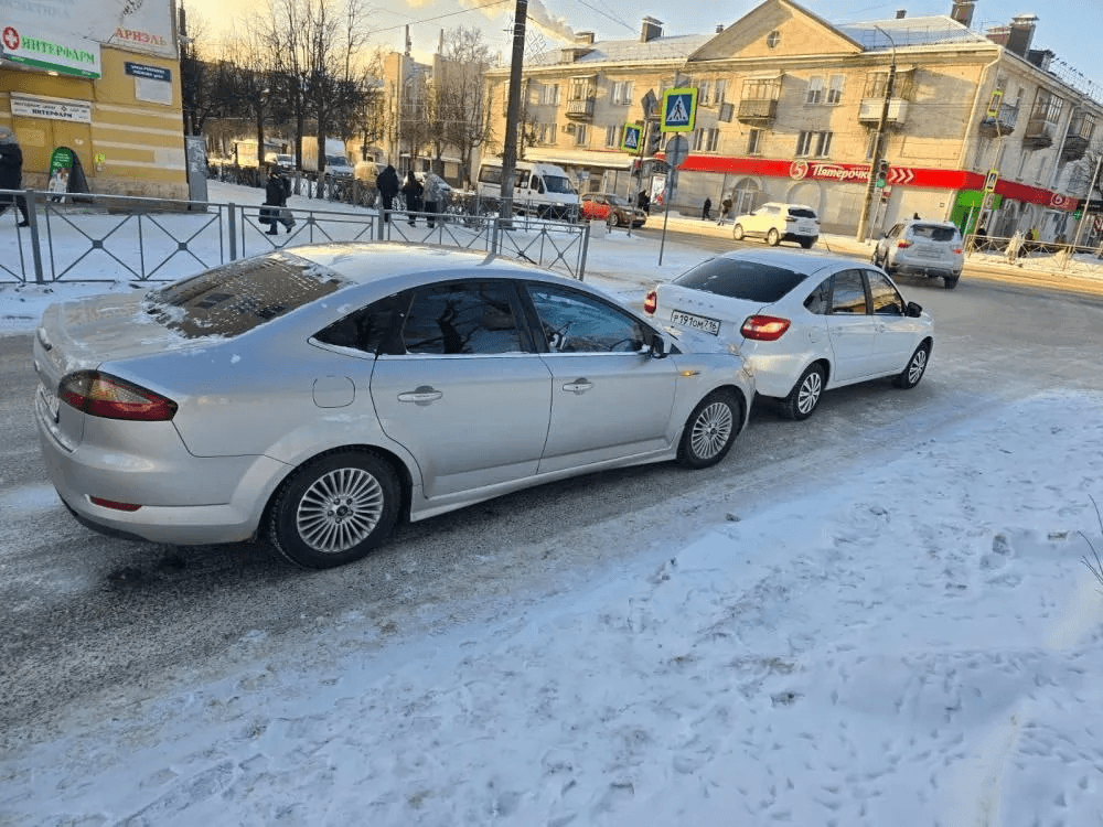 Пассажир Лада Гранта пострадал в ДТП с Ford на Рябинина
