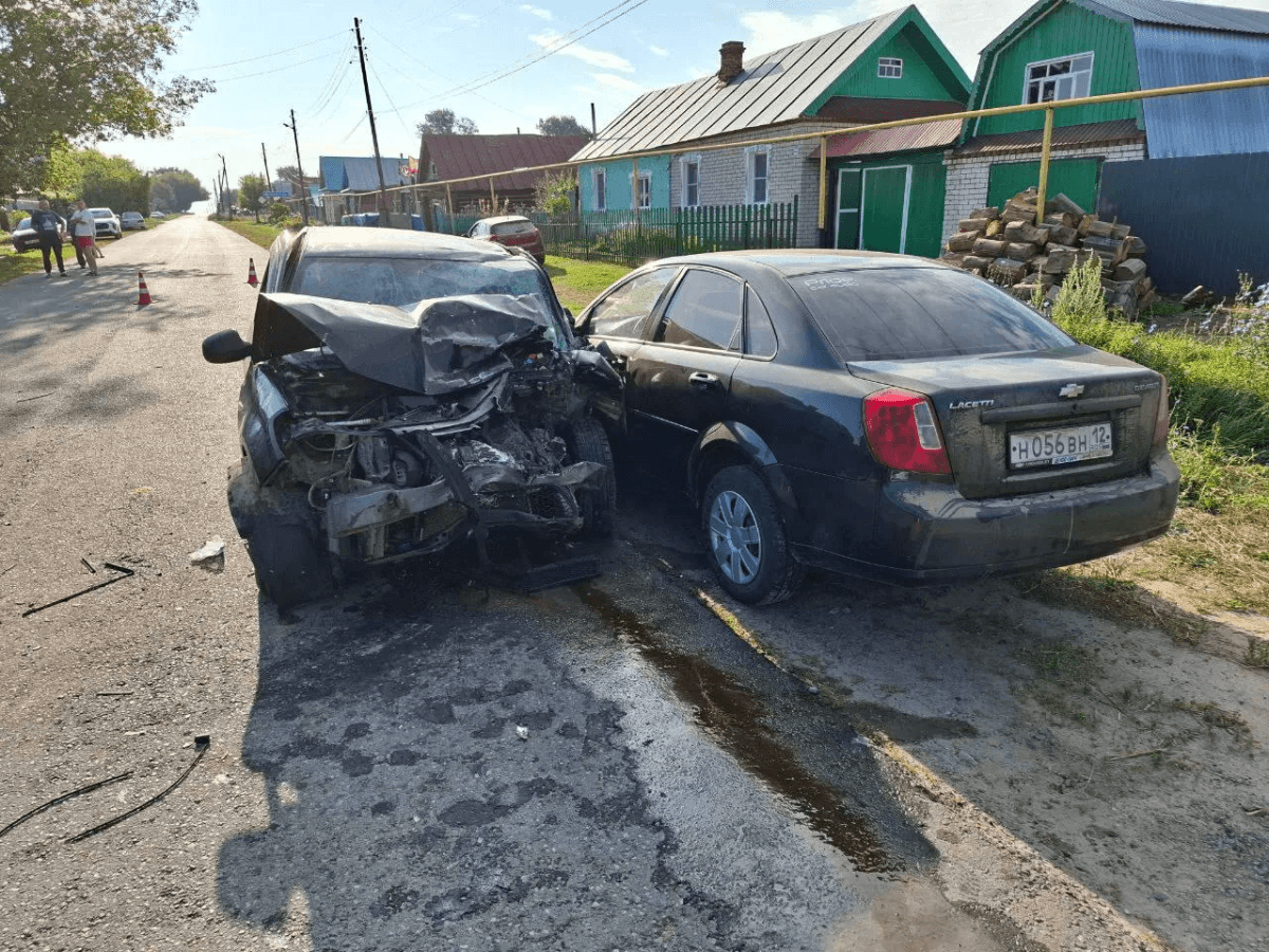 Три человека пострадали: в Волжском районе водитель Renault спровоцировал массовое ДТП