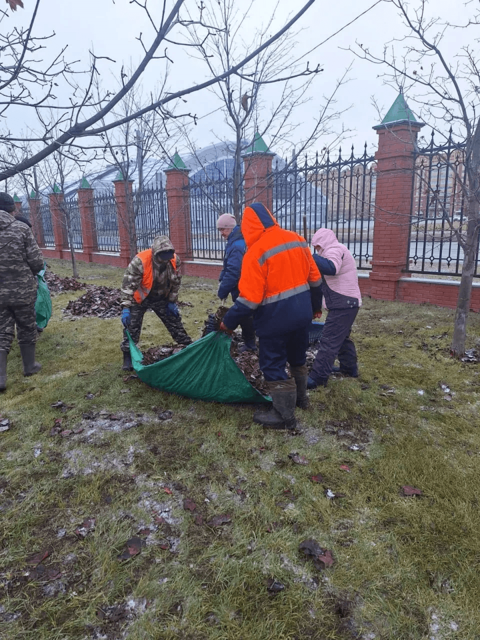 Коммунальщики в Йошкар-Оле в две смены чистят улицы и обрабатывают от льда