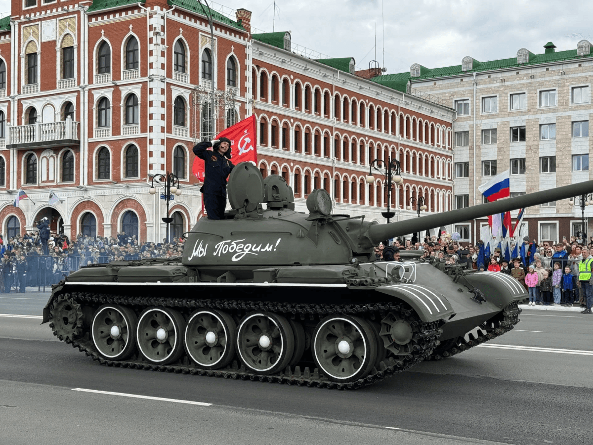 Впервые на Параде Победы в Йошкар-Оле участвовал танк Т-55, стоявший на постаменте