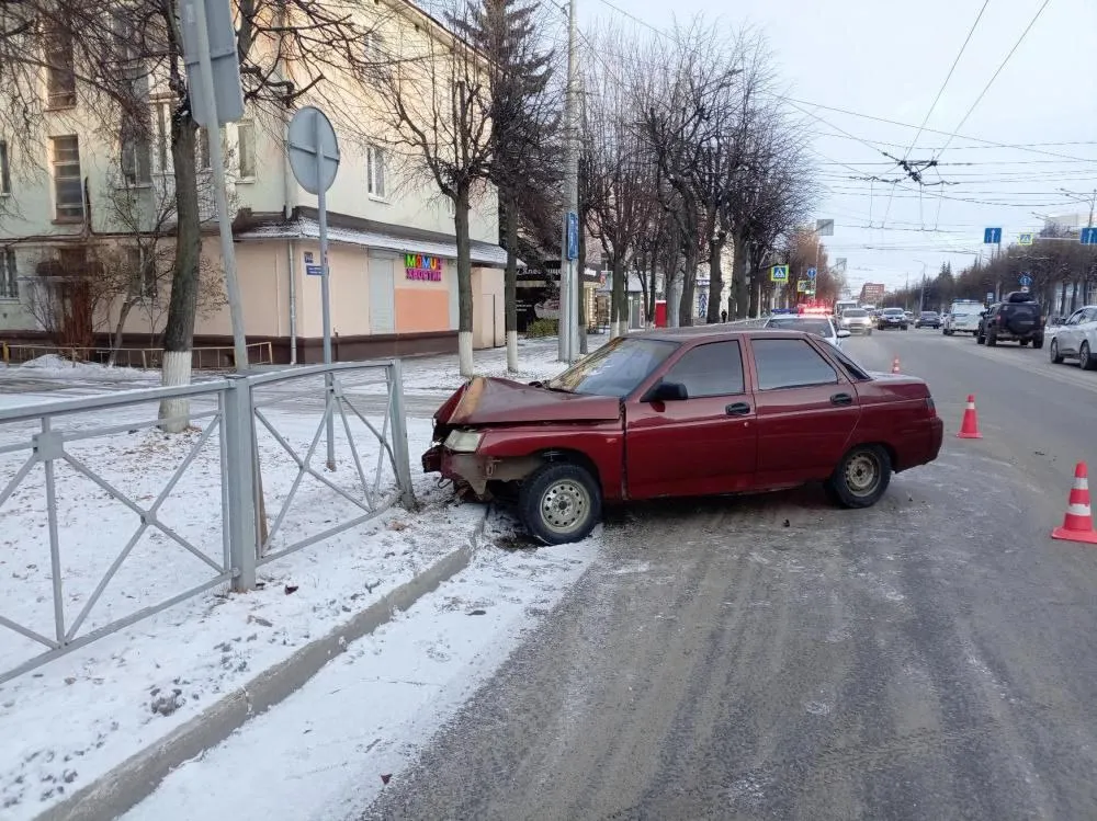 19-летний водитель десятки влетел в ограждение в Йошкар-Оле