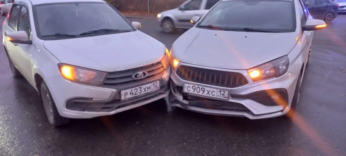 Пассажирка LADA Granta получила травмы в ДТП с LADA Vesta на Йывана Кырли в Йошкар-Оле