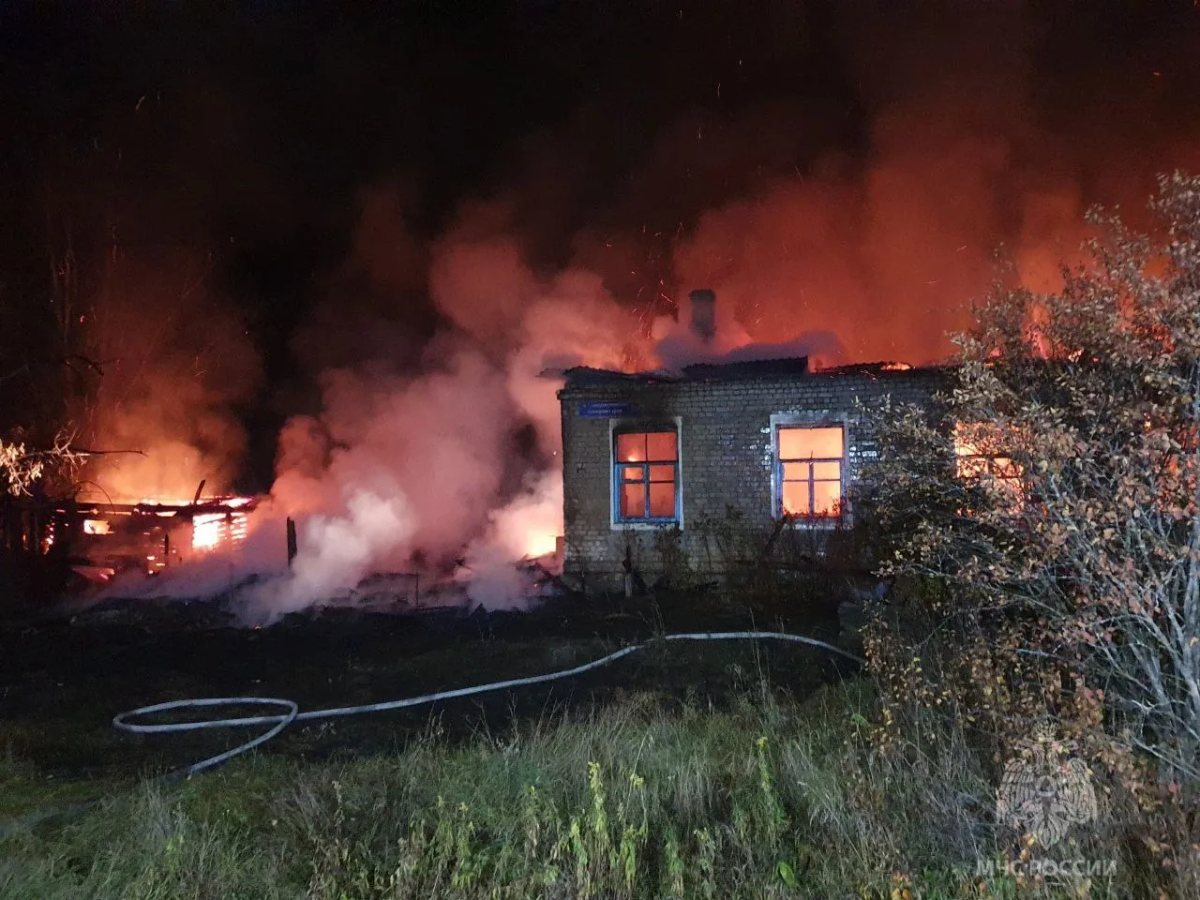 В Сурке школьник заметили, что горят дом и три сарайки 