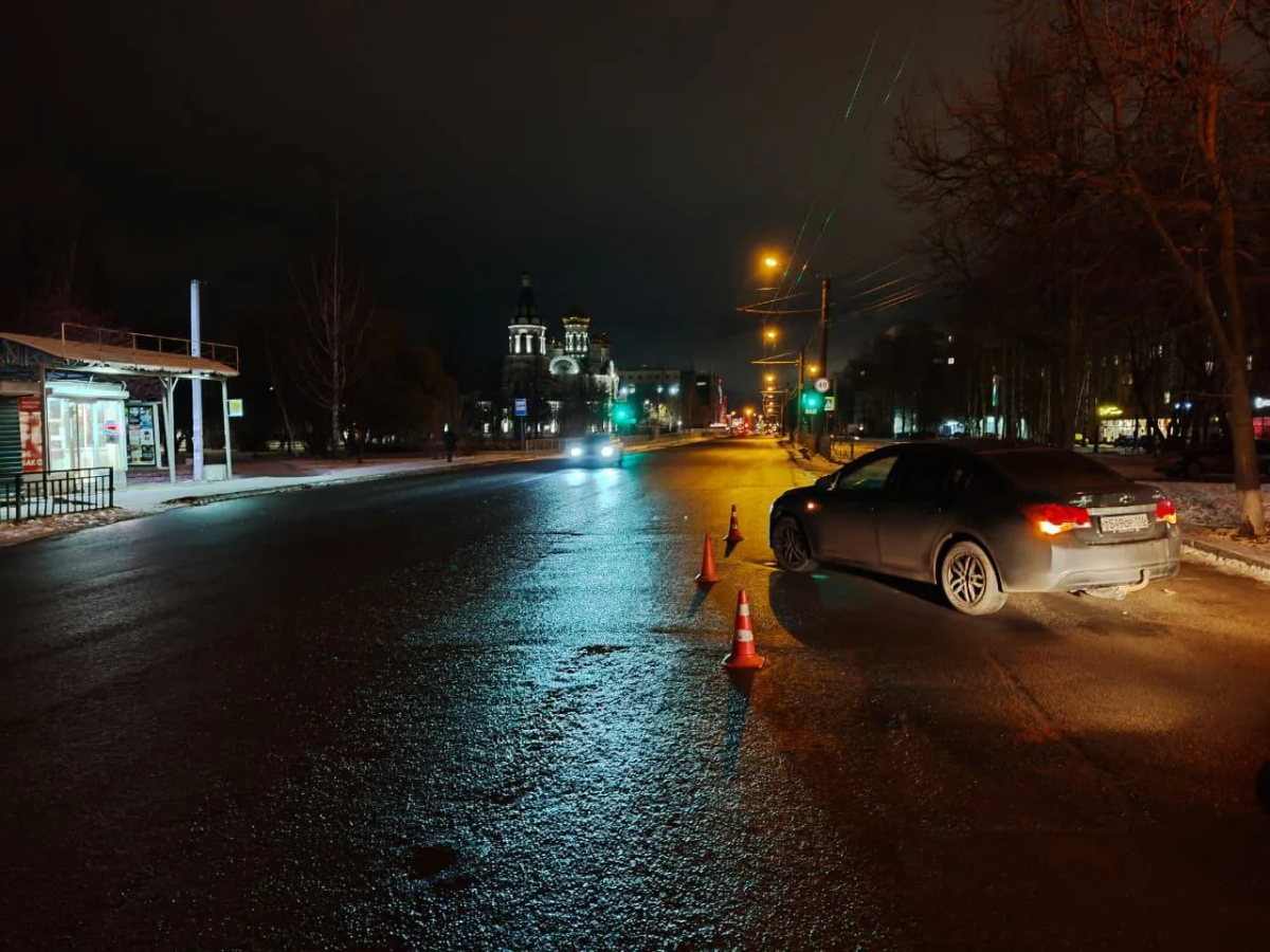 Водитель Chevrolet Cruze сбил женщину перебегающую дорогу