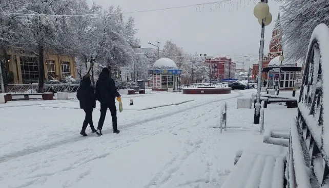 Теперь запрещено: за это действие на улице могут начать серьезно наказывать - так делает каждый пятый