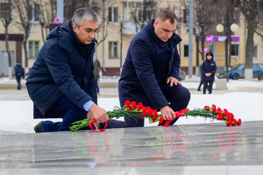 Глава Марий Эл и полномочный Посол Узбекистана возложили цветы к Мемориалу Воинской Славы