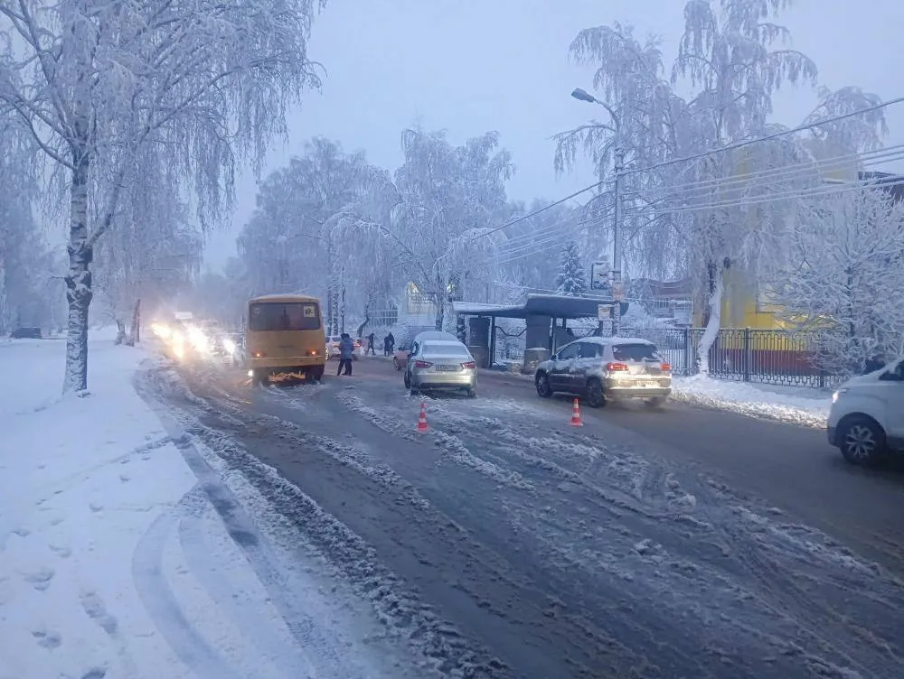 В Йошкар-Оле водитель Лады Весты пострадал из-за своей неуступчивости школьному автобусу