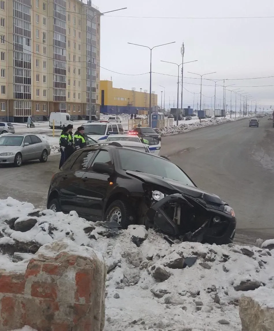 Пьяный водитель Лады, пытаясь уйти от сотрудников ГАИ, врезался в сугроб 