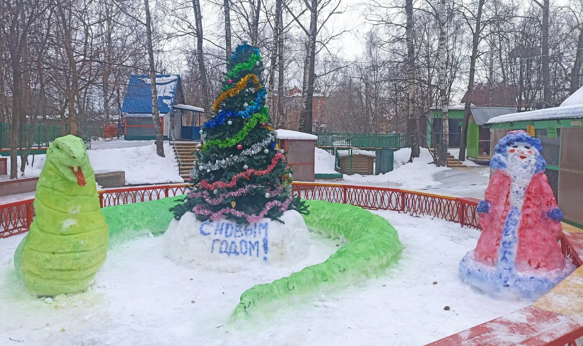 Снежные новогодние фигуры украсили мини-зоопарк в Медведево