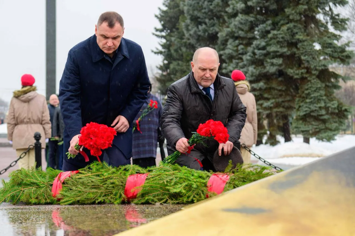 В память о жертвах блокады Ленинграда в Йошкар-Оле прошло возложение цветов к Монументу Воинской Славы и Вечному огню