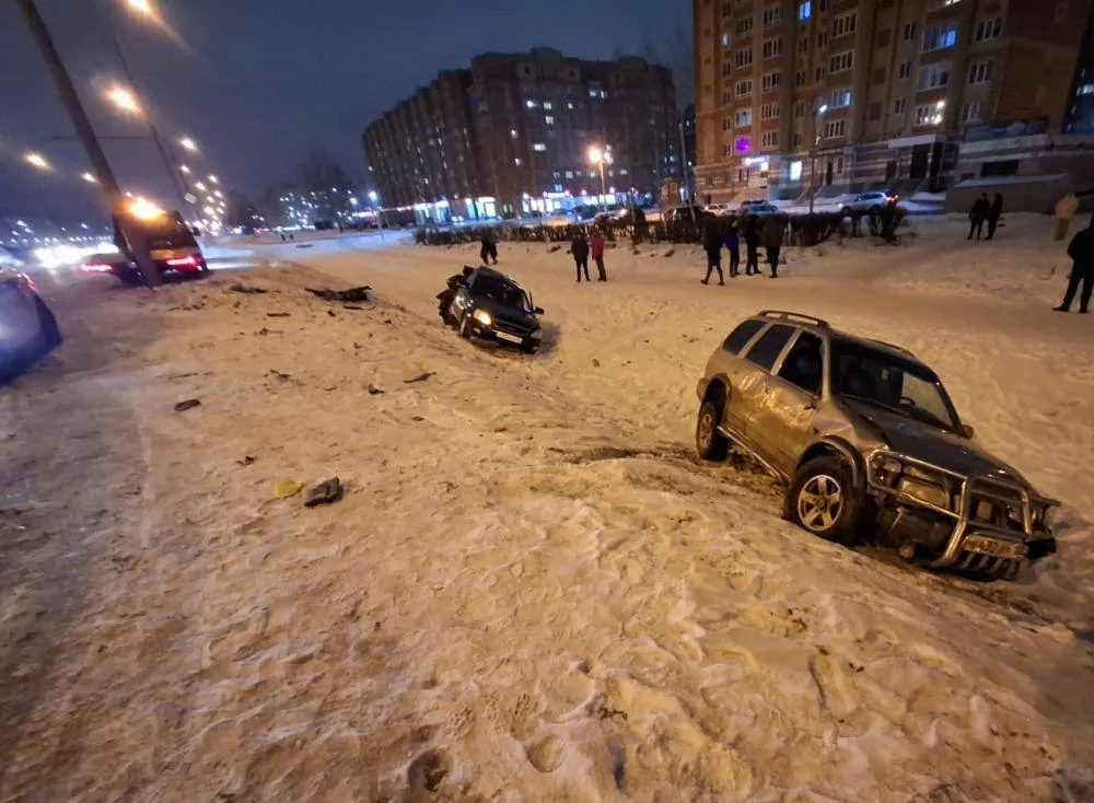 В Йошкар-Оле пьяный водитель Kia врезался в Лада Приора: обе машины слетели в кювет 