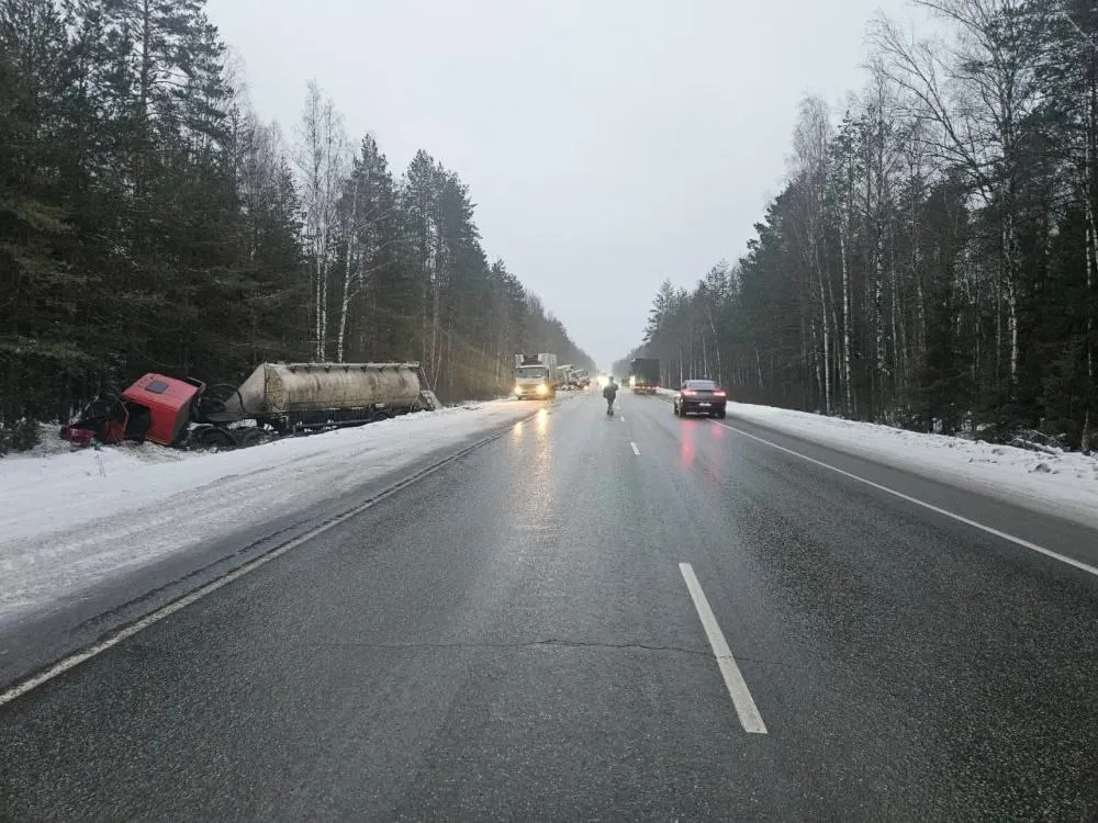 На Казанском тракте водитель КАМАЗа врезался в стоящую на обочине ISUZU