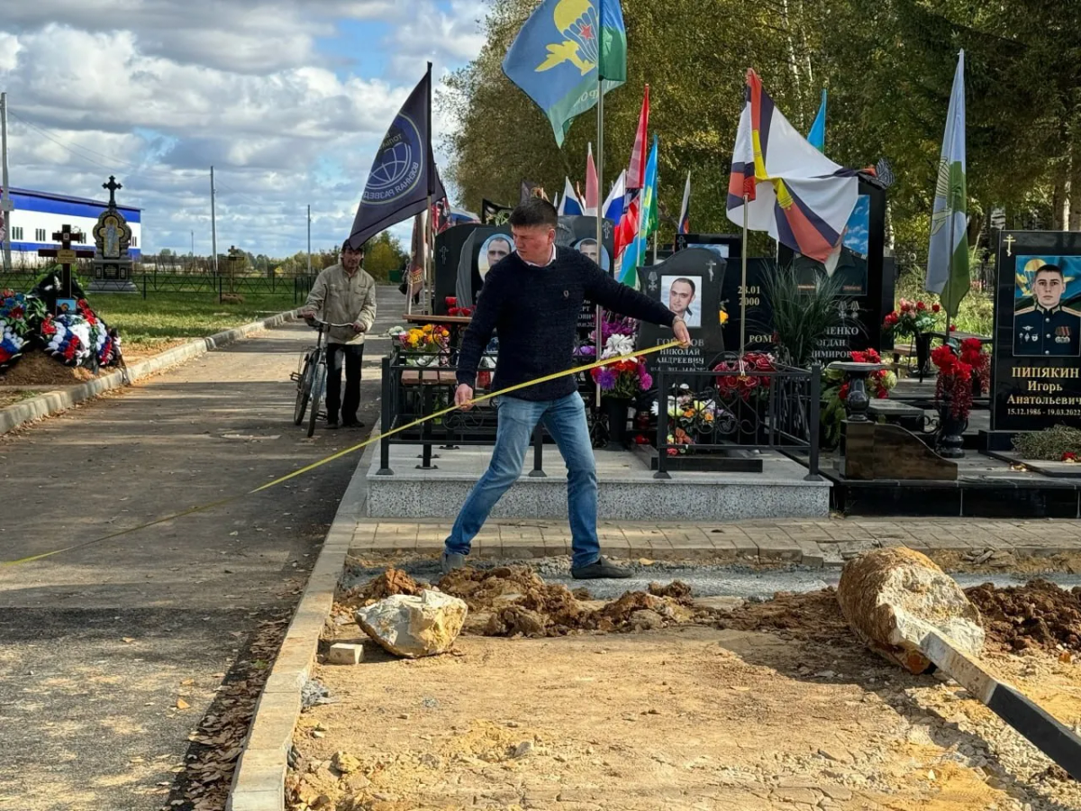 На Аллее героев на Туруновском кладбище в Йошкар-Оле обустраивают входную группу