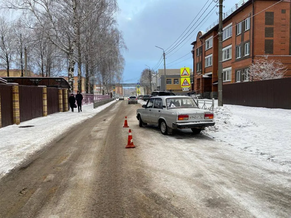 7-летний мальчик, перебегая дорогу в Медведево, оказался под колесами ВАЗ-2107