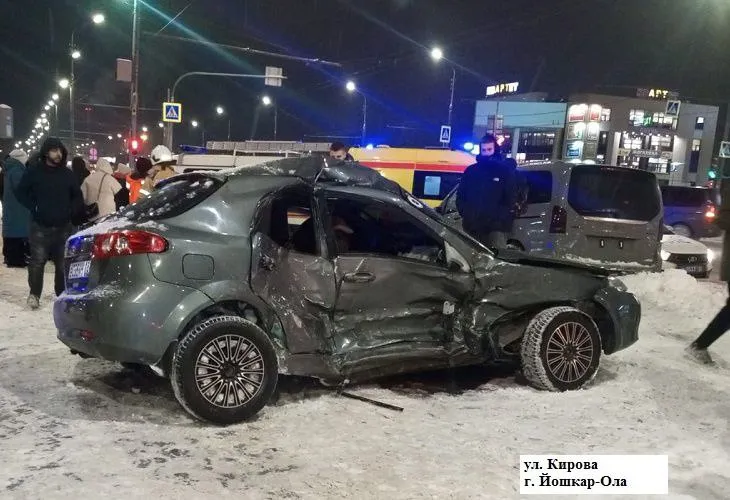 Стали известны подробности ДТП на перекрестке Кирова - бульвара Чавайна 