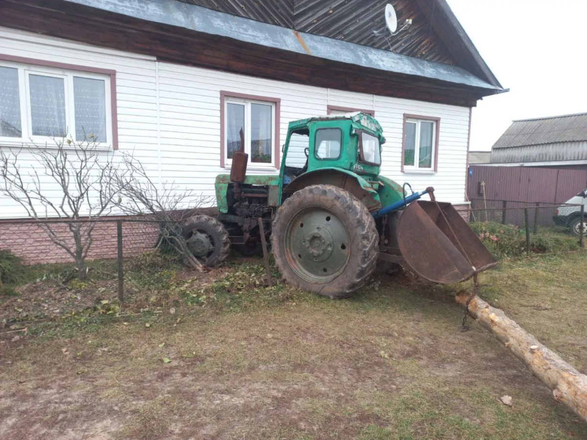 В деревни Быковка трактор врезался в дом, после того как 63-летний водитель выпал из кабины