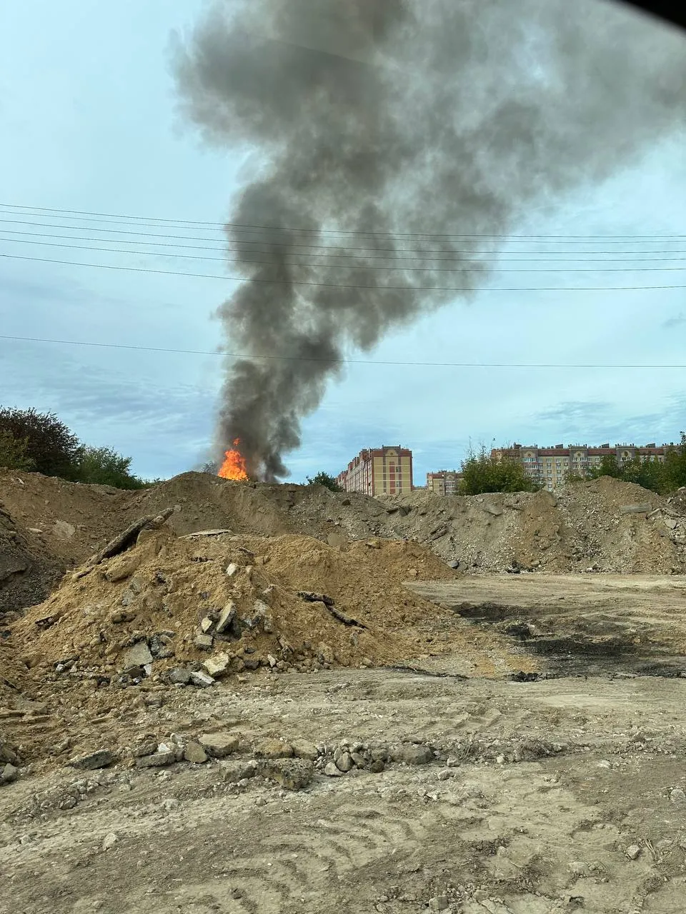 В Медведево загорелся дом, на месте работают пожарные