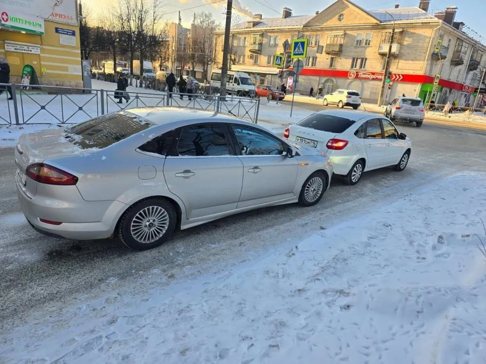 Пассажир Лада Гранта пострадал в ДТП с  Ford на Рябинина 