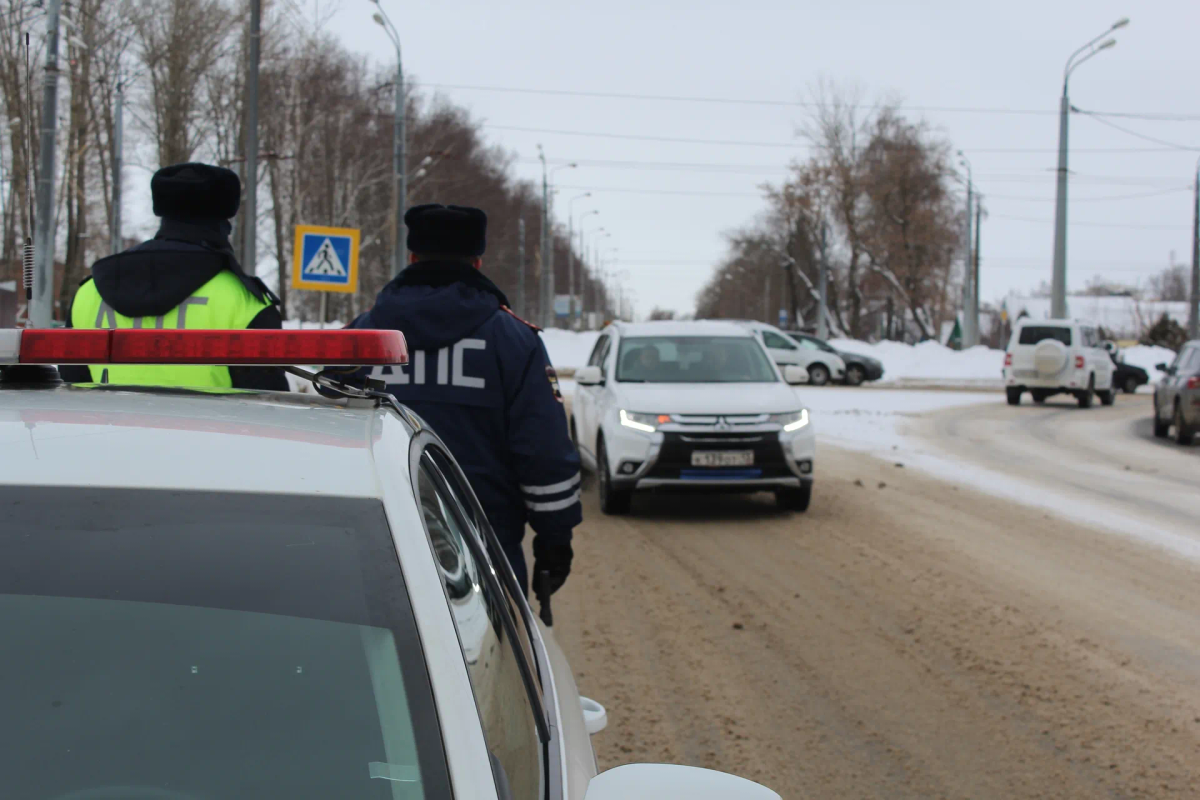 Водителей с многолетним стажем заставят пересдавать права в марте: условия