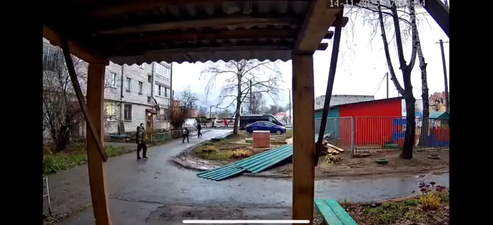 В Йошкар-Оле с крыши жилого дома упали металлические листы: начата проверка