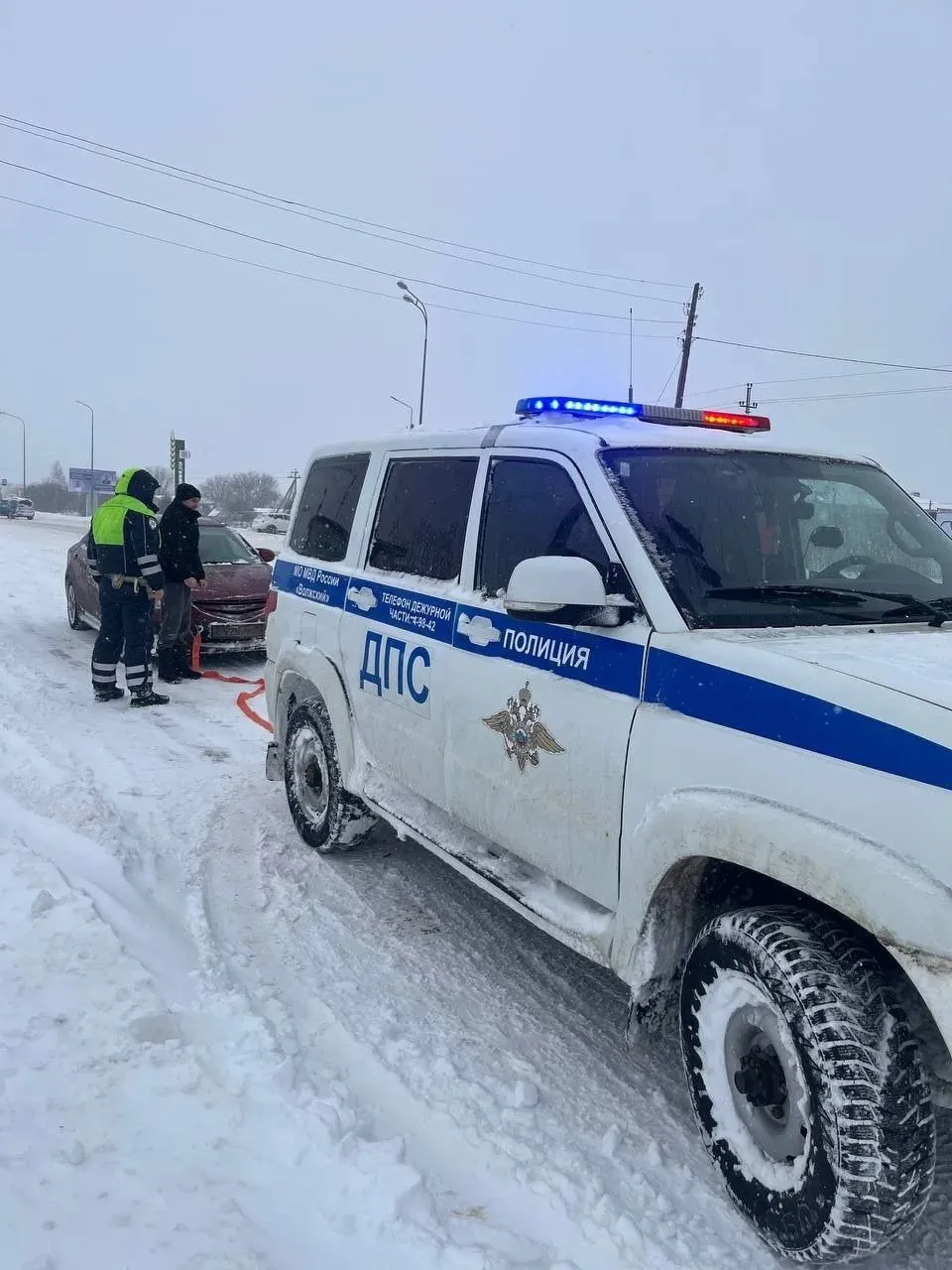 Сотрудники ГИБДД помогли водителю на трассе в Волжском районе